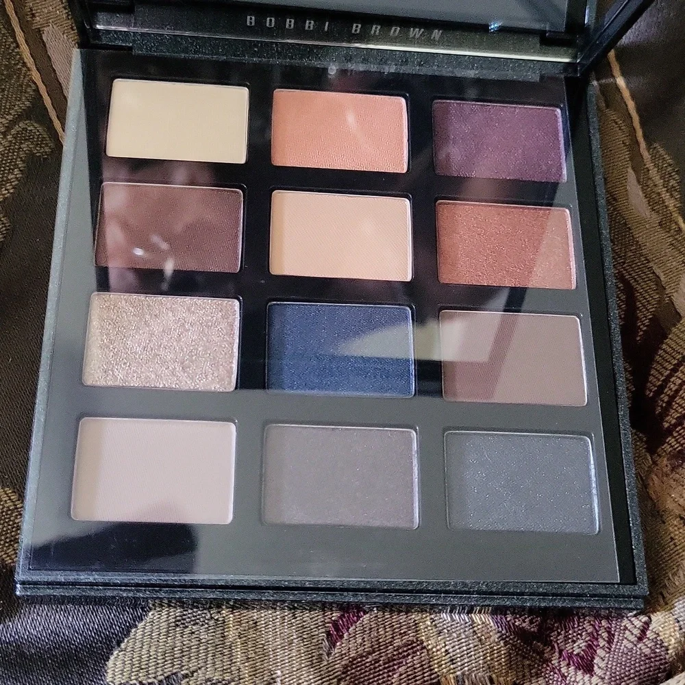 Bobbie brown hp  duo  boxed new eyeshadow brush comes with this new Palette